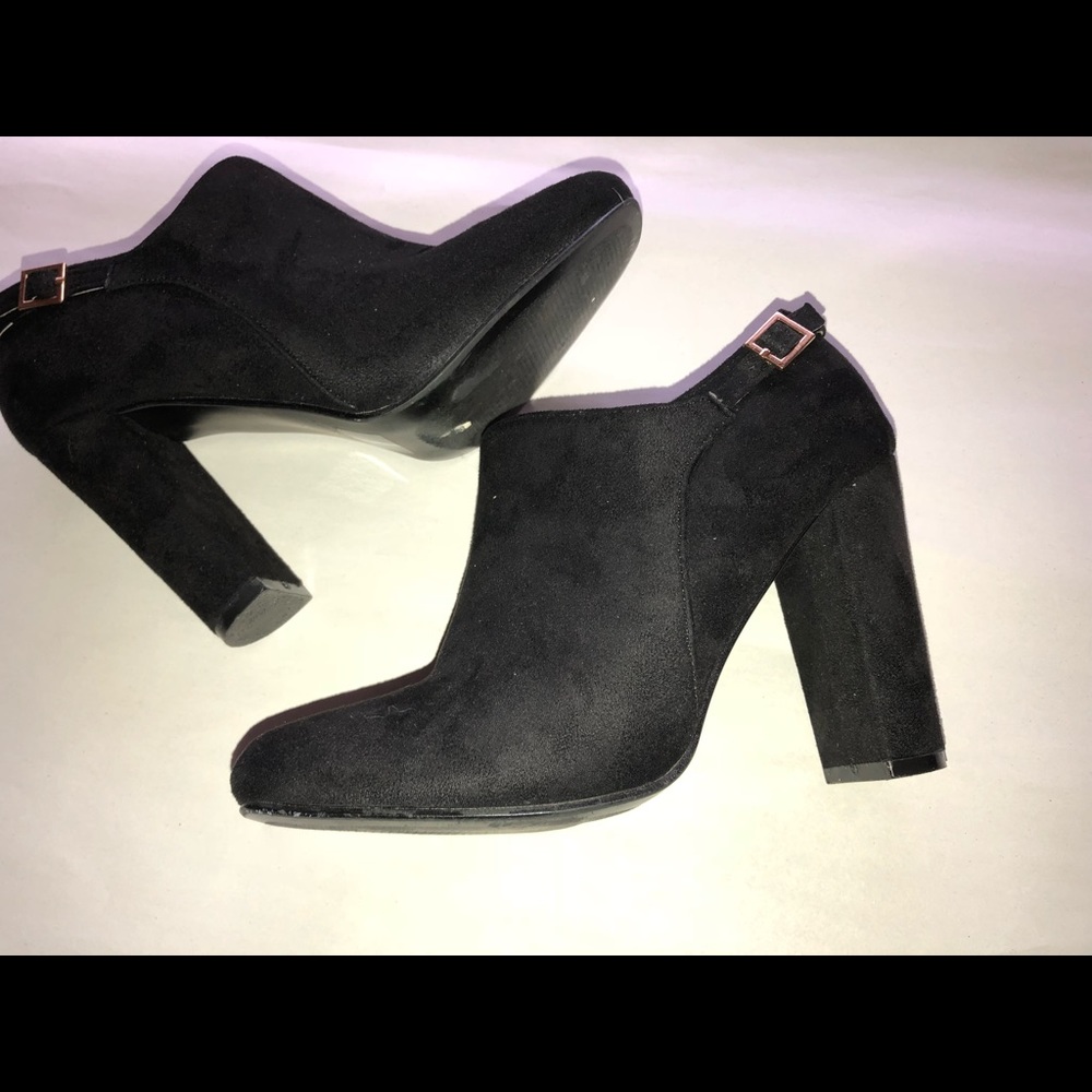 Black pumps
